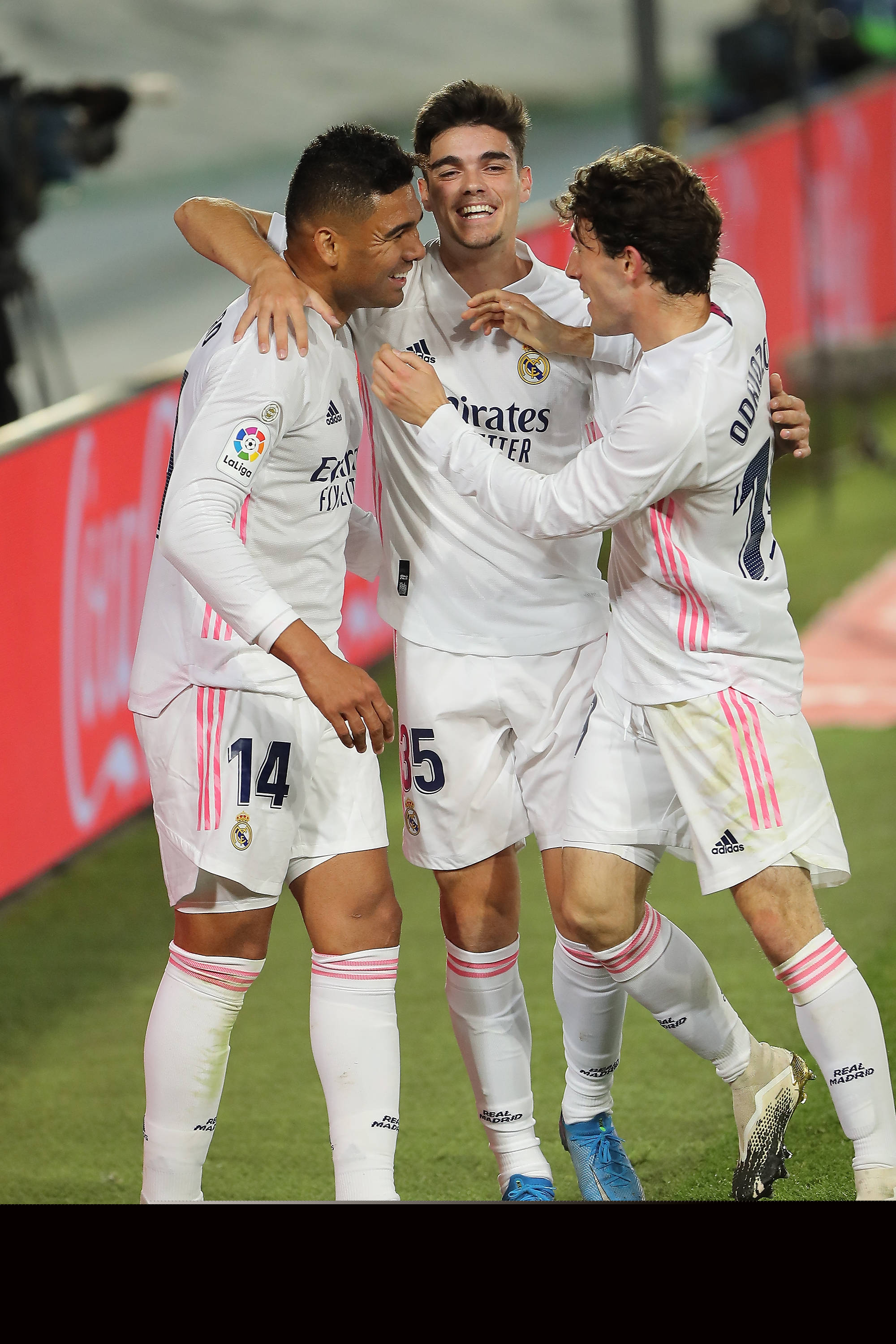 英超：曼彻斯特市队欢庆三连冠